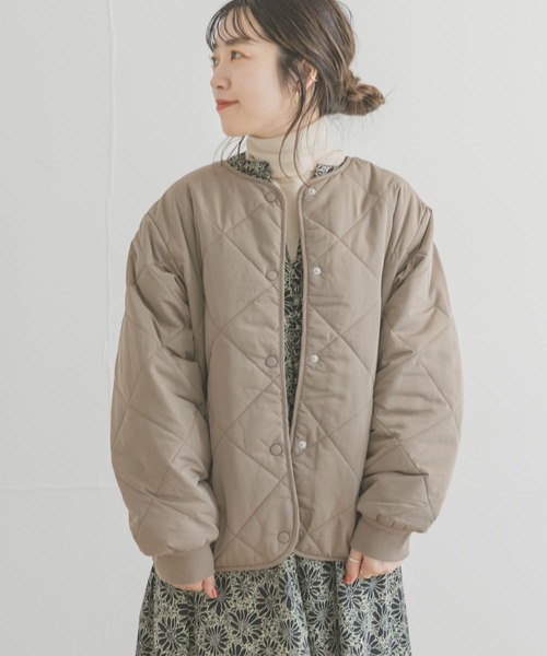 ITEMS URBANRESEARCH（アイテムズ アーバンリサーチ）の「中綿キルティングノーカラージャケット（ダウンジャケット/コート・レディース・チャコールグレー/モカ/ブルー/ライトベージュ・SMALL/X-SMALL/MEDIUM）」の13枚目の写真