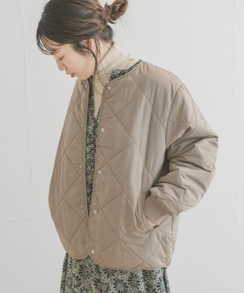 ITEMS URBANRESEARCH（アイテムズ アーバンリサーチ）の「中綿キルティングノーカラージャケット（ダウンジャケット/コート・レディース・チャコールグレー/モカ/ブルー/ライトベージュ・SMALL/X-SMALL/MEDIUM）」の16枚目の写真