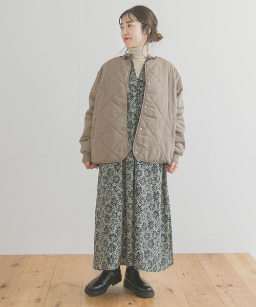 ITEMS URBANRESEARCH（アイテムズ アーバンリサーチ）の「中綿キルティングノーカラージャケット（ダウンジャケット/コート・レディース・チャコールグレー/モカ/ブルー/ライトベージュ・SMALL/X-SMALL/MEDIUM）」の18枚目の写真