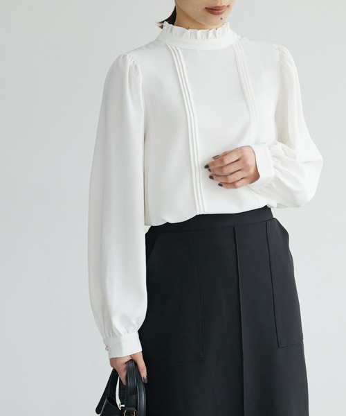 ELENCARE DUE(エレンカーレデュエ)の「・ELENCARE DUE ピンタックハイネックブラウス(シャツ/ブラウス・レディース・ブラック/オフホワイト/レッド・FREE)」の1枚目の写真