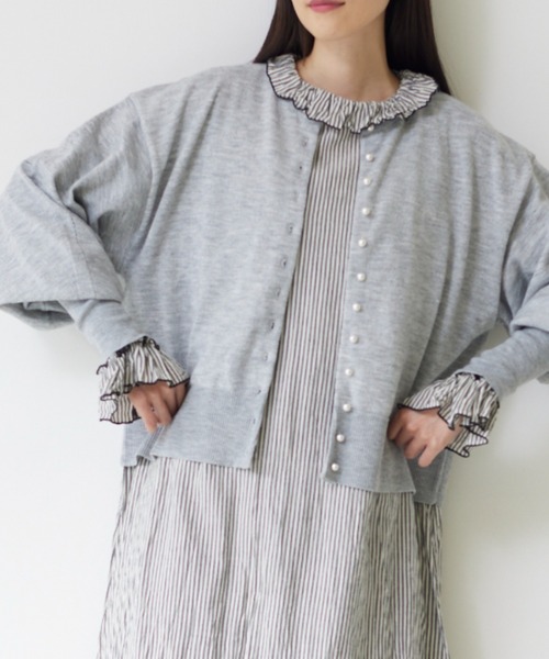 Libra Cue(リブラ キュー)の「パールボタンカーディガン(カーディガン/ボレロ・レディース・グレー/ブラック/アイボリー・FREE)」の1枚目の写真