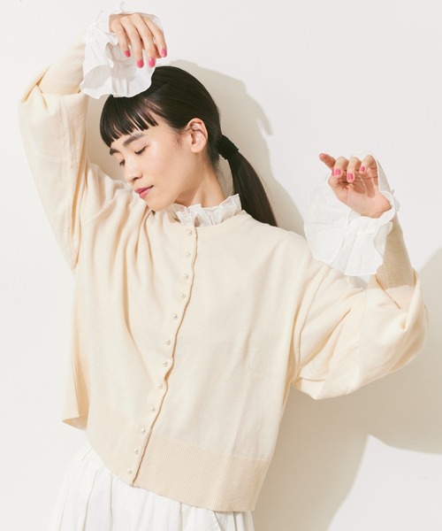 Libra Cue(リブラ キュー)の「パールボタンカーディガン(カーディガン/ボレロ・レディース・グレー/ブラック/アイボリー・FREE)」の2枚目の写真