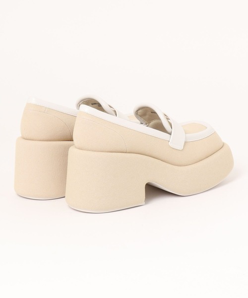 CHARLES & KEITH（チャールズ & キース）の「【販売終了】キャンバス コントラストトリムペニーローファー（ローファー・レディース・ベージュ/ブラック・22.5cm/23cm/23.5cm/24.5cm/25cm/25.5cm）」の4枚目の写真