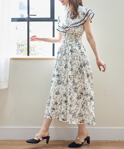 tocco closet（トッコ　クローゼット）の「フォックス＆フラワートワルドジュイプリントケープカラーウエストシャーリングワンピース（ワンピース・レディース・ブラック/バーガンディー・M）」の7枚目の写真