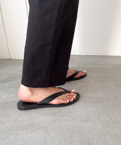 CANAL JEAN（キャナルジーン）の「from Lagoon(フロムラグーン) レザートングペタサンダル（サンダル・レディース・オフホワイト/ブラック・36/37/38/39）」の10枚目の写真