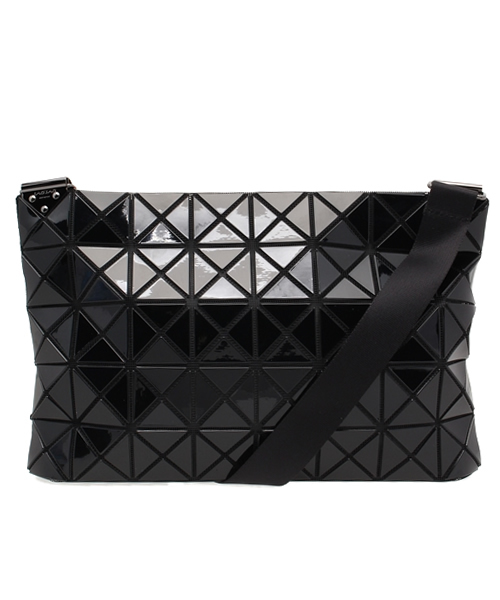 Ray BEAMS（レイビームス）の「●BAO BAO ISSEY MIYAKE /  "PRISM BASICS" ショルダーバッグ（ショルダーバッグ・レディース・ホワイト/ブラック・ONE SIZE）」の2枚目の写真