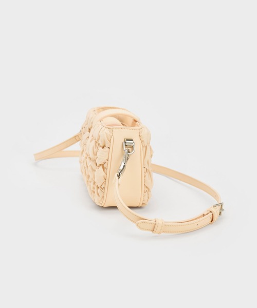 CHARLES & KEITH（チャールズ & キース）の「ルーシュドナイロン チェーンハンドルバッグ（ショルダーバッグ・レディース・ベージュ/ブラック・M）」の5枚目の写真