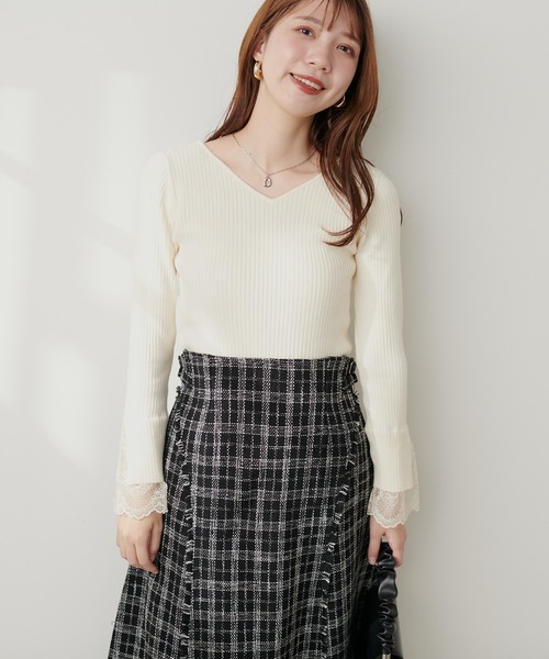 natural couture(ナチュラルクチュール)の「前後2WAY袖口レースリブニット(ニット/セーター・レディース・グレイッシュベージュ/オフホワイト/ブラック/ネイビー/ラベンダー/オレンジ・FREE)」の13枚目の写真