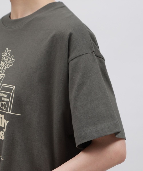 LAKOLE（ラコレ）の「フラワーモチーフプリントＴ / 112102（Tシャツ/カットソー・レディース・クリーム/チャコールグレー/オフホワイト・MEDIUM/SMALL）」の19枚目の写真