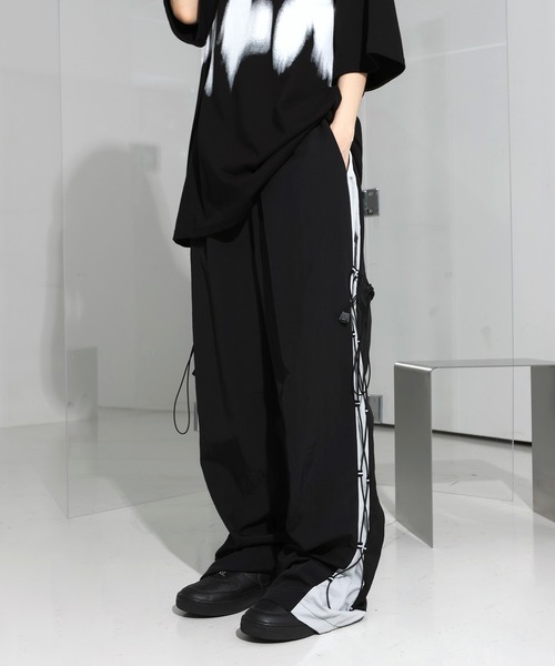 FOLLOWIN（フォロウィン）の「[UNISEX][ゴープコア] ナイロンサイド配色シャカシャカワイドパンツ（その他パンツ・メンズ・ブラック/ホワイト/ベージュ/ブルー/グレー・FREE）」の3枚目の写真