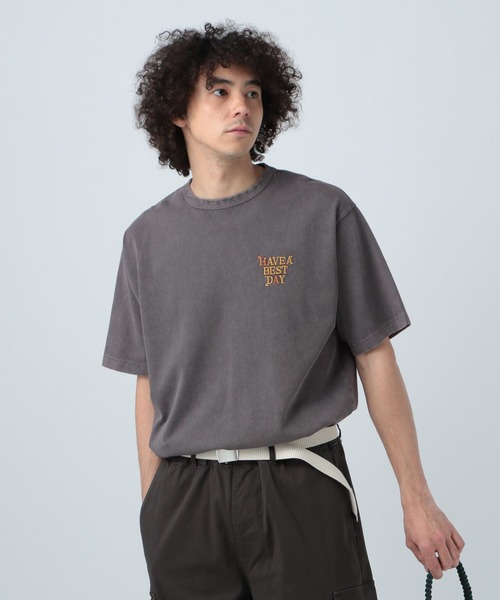 BAYFLOW(ベイフロー)の「SNOWワンポイント刺繍Tシャツ(Tシャツ/カットソー・メンズ・ベージュ/チャコール/ピンク/オフホワイト/ライトグリーン/サックスブルー・MEDIUM/LARGE)」の2枚目の写真