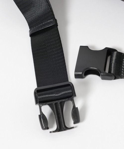 niko and...(ニコアンド)の「オリジナルフリルボディバッグ(ボディバッグ/ウエストポーチ・レディース・アイボリー/シルバー/ブラック・0)」の9枚目の写真