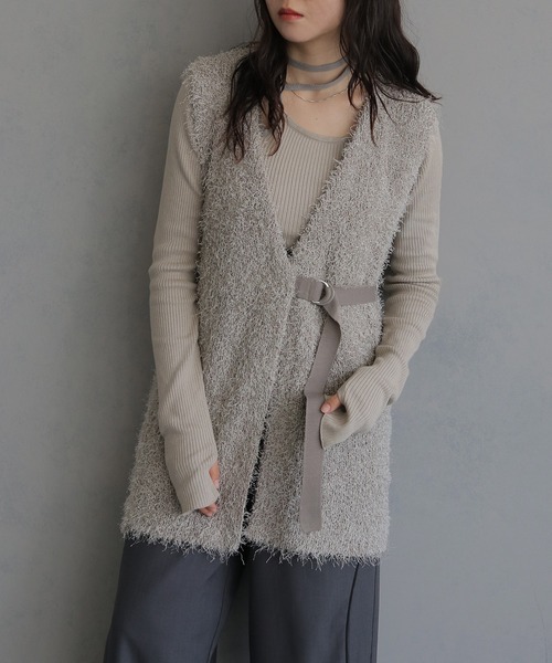 &g'aime（アンジェム）の「【&g'aime】ベルテッドシャギーニットベスト　BELTED SHAGGY KNIT VEST（ニット/セーター・レディース・ブラック/グレイッシュベージュ・FREE）」の2枚目の写真
