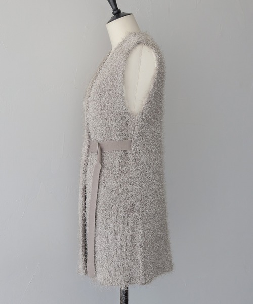 &g'aime（アンジェム）の「【&g'aime】ベルテッドシャギーニットベスト　BELTED SHAGGY KNIT VEST（ニット/セーター・レディース・ブラック/グレイッシュベージュ・FREE）」の4枚目の写真