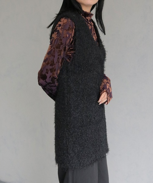 &g'aime（アンジェム）の「【&g'aime】ベルテッドシャギーニットベスト　BELTED SHAGGY KNIT VEST（ニット/セーター・レディース・ブラック/グレイッシュベージュ・FREE）」の9枚目の写真