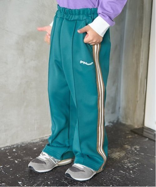 b・ROOM(ビールーム)の「【セットアップ可能】サイドラインタックパンツ【子供服】【キッズ】【男の子】【女の子】(その他パンツ・キッズ・パープル/ブラック/アイボリー/モスグリーン・110cm/150cm/140cm/130cm/120cm/100cm)」の3枚目の写真