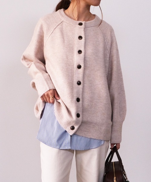 aquagarage(アクアガレージ)の「MUMU×aquagarageコラボ 裾付き裏起毛インナー(Tシャツ/カットソー・レディース・ホワイト系その他4/ブラック系その他5/ホワイト×ブルー/ホワイト系その他5/ホワイト系その他7/ホワイト系その他6/ブラック系その他6/ホワイト系その他3/ブラック系その他4/ブラック系その他7・M/LL/L)」の2枚目の写真