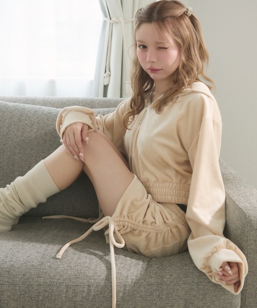 TITTY&CO.(ティティーアンドコー)の「綿ベロアサイドシャーリングスカート(スカート・レディース・ベージュ/ライトグレー・FREE)」の4枚目の写真