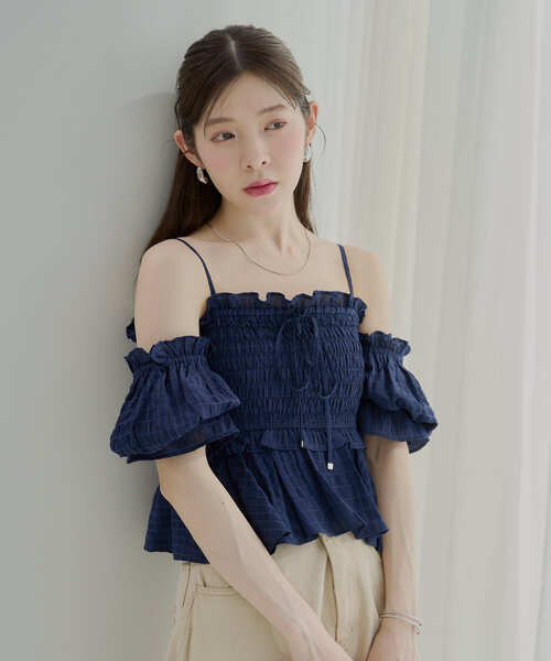 Chico（チコ）の「【マルチウェイ】シャーリングリボンオフショルトップス（シャツ/ブラウス・レディース・ブルー/ネイビー/ホワイト/ピンク・FREE）」の3枚目の写真