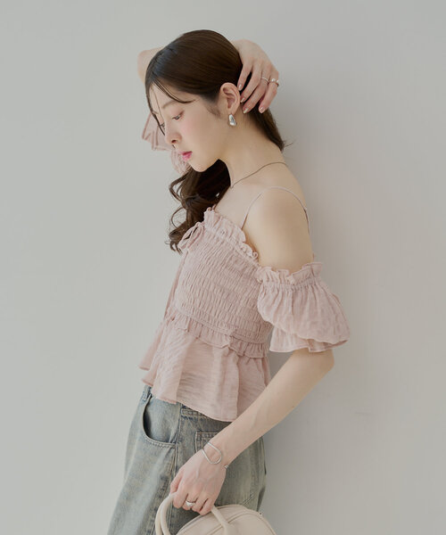 Chico（チコ）の「【マルチウェイ】シャーリングリボンオフショルトップス（シャツ/ブラウス・レディース・ブルー/ネイビー/ホワイト/ピンク・FREE）」の8枚目の写真