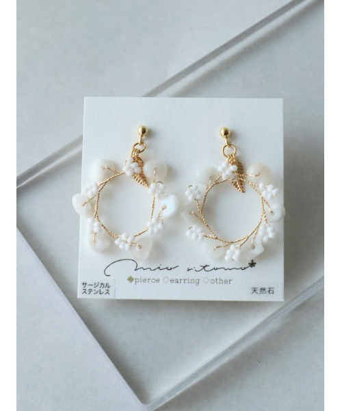 tone(トーン)の「【mio ritomo】天然石のリースピアス(MA)(ピアス(両耳用)・レディース・ホワイト/ブラウン/パープル/ゴールド/クリア・FREE)」の2枚目の写真