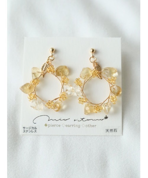 tone(トーン)の「【mio ritomo】天然石のリースピアス(MA)(ピアス(両耳用)・レディース・ホワイト/ブラウン/パープル/ゴールド/クリア・FREE)」の1枚目の写真