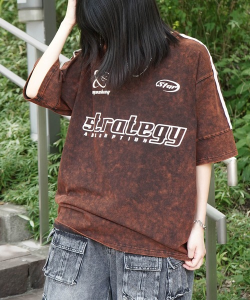 ILL'S(イルズ)の「グランジ風ケミカル加工×ゲームプリント / ヴィンテージ半袖Tシャツ ユニセックス / 韓国ストリート×古着風(Tシャツ/カットソー・メンズ・ブラウン/ピンク/レッド/ブラック/カーキ/サックスブルー/チャコールグレー・M/L)」の4枚目の写真