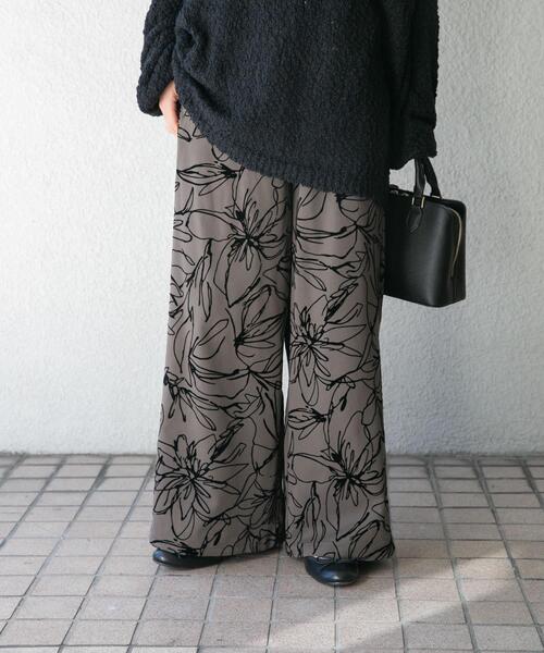 ITEMS URBANRESEARCH（アイテムズ アーバンリサーチ）の「イージーワイドストレートパンツ（その他パンツ・レディース・ドット/ブラウン/グリーン/ブラウン系その他・FREE）」の2枚目の写真