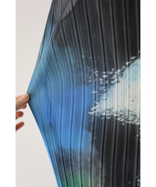 cawaii(カワイイ)の「着心地ラクなアートワークプリーツミディアムワンピース(ワンピース・レディース・ブルー・FREE)」の3枚目の写真