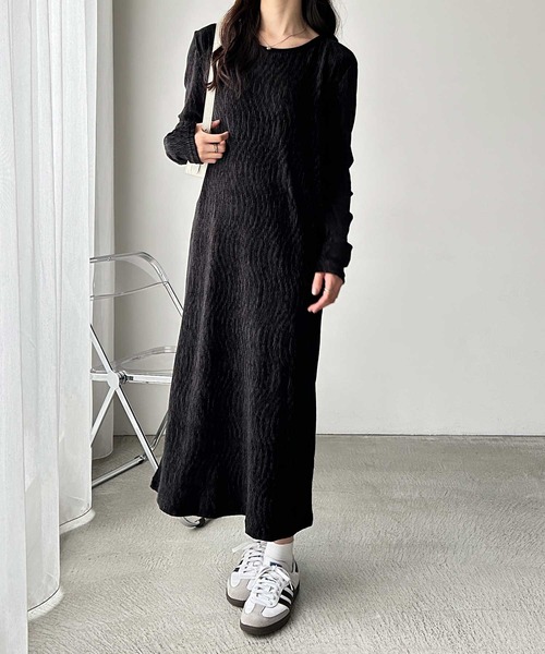 GeeRA(ジーラ)の「ベロアプリーツロングワンピース(ワンピース・レディース・グレー/ブラック・MEDIUM/LARGE/X-LARGE)」の3枚目の写真