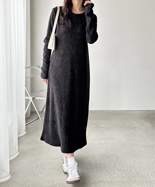GeeRA(ジーラ)の「ベロアプリーツロングワンピース(ワンピース・レディース・グレー/ブラック・MEDIUM/LARGE/X-LARGE)」の4枚目の写真