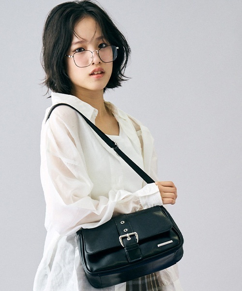 LOVETOXIC（ラブトキシック）の「フラップショルダーバッグ（ショルダーバッグ・キッズ・ブラック/シルバー/アイボリー・F）」の2枚目の写真