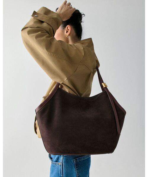 kate spade new york（ケイトスペード ニューヨーク）の「デコ スエード チューリップ トート バッグ（トートバッグ・レディース・ブラウン・ONESIZE）」の2枚目の写真