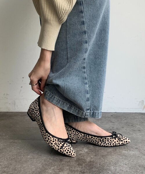 DouDou（ドゥドゥ）の「ポインテッドフラットシューズ（パンプス・レディース・ブラック/ライトベージュ・24.5cm/24cm/23cm/23.5cm）」の2枚目の写真