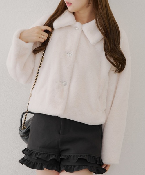 continuer de NICE CLAUP（コンティニューデナイスクラップ）の「キラキラ釦ファーブルゾン（ブルゾン・レディース・ブラック/ピンクベージュ/アイボリー・FREE）」の2枚目の写真