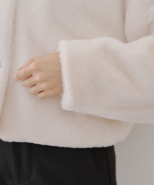 continuer de NICE CLAUP（コンティニューデナイスクラップ）の「キラキラ釦ファーブルゾン（ブルゾン・レディース・ブラック/ピンクベージュ/アイボリー・FREE）」の9枚目の写真