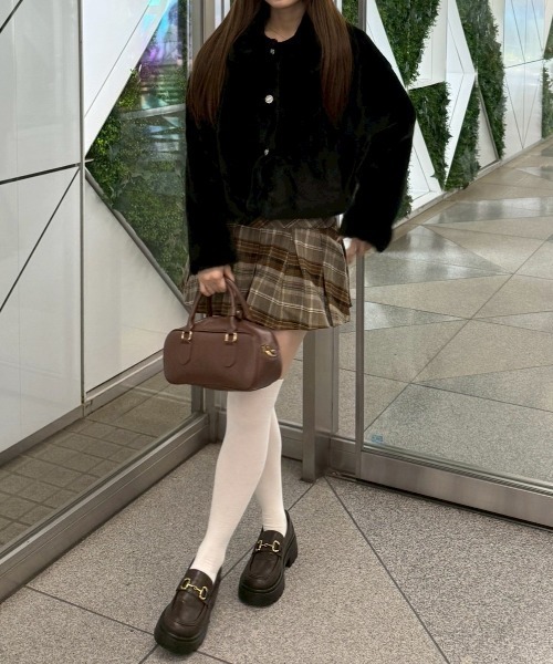 continuer de NICE CLAUP（コンティニューデナイスクラップ）の「キラキラ釦ファーブルゾン（ブルゾン・レディース・ブラック/ピンクベージュ/アイボリー・FREE）」の6枚目の写真