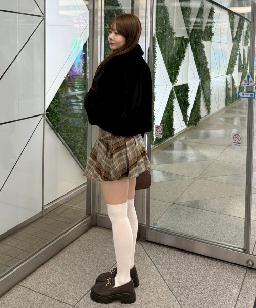 continuer de NICE CLAUP（コンティニューデナイスクラップ）の「キラキラ釦ファーブルゾン（ブルゾン・レディース・ブラック/ピンクベージュ/アイボリー・FREE）」の7枚目の写真