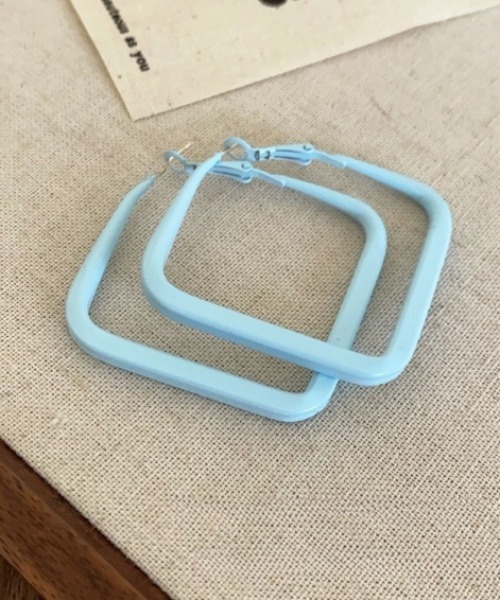 almo(アルモ)の「カラースクエアフープピアス【YC】(ピアス(両耳用)・レディース・アイボリー/ピンク/グリーン/イエロー/ブルー・FREE)」の4枚目の写真