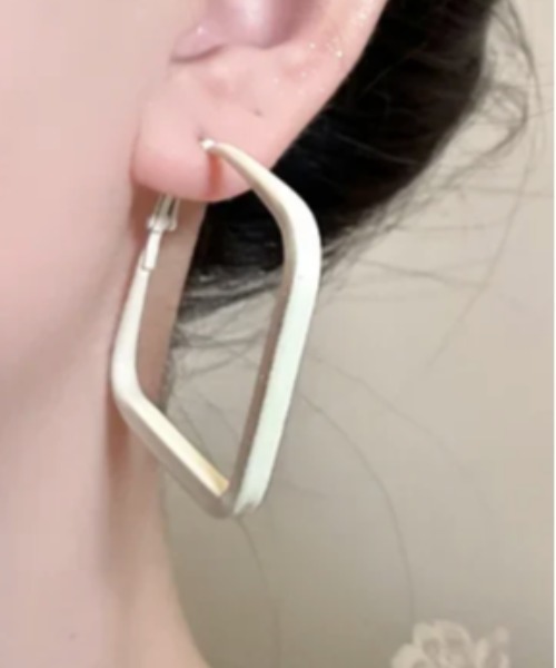 almo(アルモ)の「カラースクエアフープピアス【YC】(ピアス(両耳用)・レディース・アイボリー/ピンク/グリーン/イエロー/ブルー・FREE)」の6枚目の写真