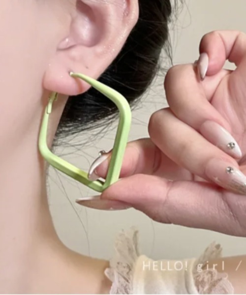 almo(アルモ)の「カラースクエアフープピアス【YC】(ピアス(両耳用)・レディース・アイボリー/ピンク/グリーン/イエロー/ブルー・FREE)」の7枚目の写真