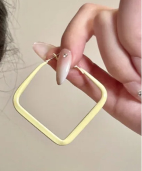 almo(アルモ)の「カラースクエアフープピアス【YC】(ピアス(両耳用)・レディース・アイボリー/ピンク/グリーン/イエロー/ブルー・FREE)」の10枚目の写真