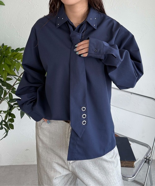 sedacle(セダクル)の「ネクタイ付きスタッズシャツ(シャツ/ブラウス・レディース・オフホワイト/ライトブルー/ネイビー・SMALL/MEDIUM/LARGE)」の3枚目の写真