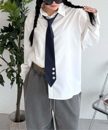 ネクタイ付きスタッズシャツ