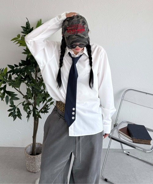 sedacle(セダクル)の「ネクタイ付きスタッズシャツ(シャツ/ブラウス・レディース・オフホワイト/ライトブルー/ネイビー・SMALL/MEDIUM/LARGE)」の5枚目の写真