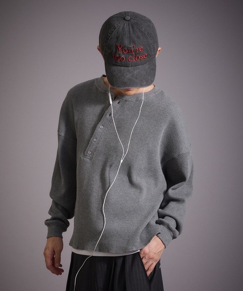 Perushu（ペルーシュ）の「デザインボタンヘンリーネックワッフルロンT（Tシャツ/カットソー・メンズ・ブラック/ネイビー/ブラウン/杢グレー・MEDIUM/LARGE）」の2枚目の写真