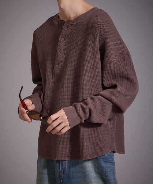 Perushu（ペルーシュ）の「デザインボタンヘンリーネックワッフルロンT（Tシャツ/カットソー・メンズ・ブラック/ネイビー/ブラウン/杢グレー・MEDIUM/LARGE）」の3枚目の写真