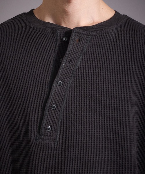 Perushu（ペルーシュ）の「デザインボタンヘンリーネックワッフルロンT（Tシャツ/カットソー・メンズ・ブラック/ネイビー/ブラウン/杢グレー・MEDIUM/LARGE）」の15枚目の写真