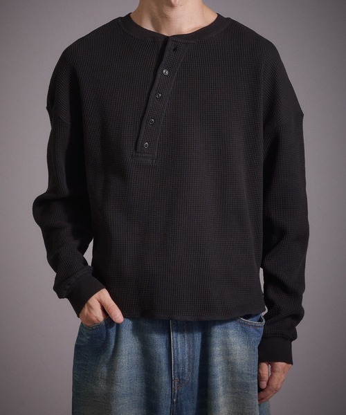 Perushu（ペルーシュ）の「デザインボタンヘンリーネックワッフルロンT（Tシャツ/カットソー・メンズ・ブラック/ネイビー/ブラウン/杢グレー・MEDIUM/LARGE）」の6枚目の写真