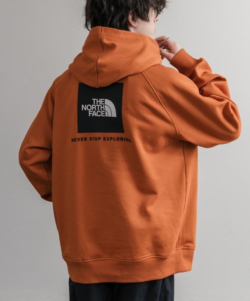 THE NORTH FACE(ザノースフェイス)の「THE NORTH FACE ザ・ノースフェイス RAGLAN REDBOX HOODIE オーバーサイズ裏起毛バックプリントラグランプルオーバーパーカー(パーカー・メンズ・ブラック/オレンジ・M/L)」の2枚目の写真